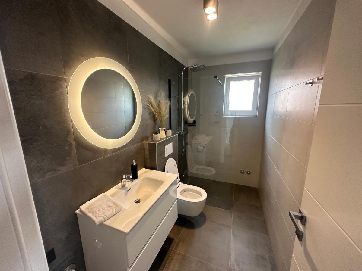 Apartments Pina Kornić Екстериор снимка