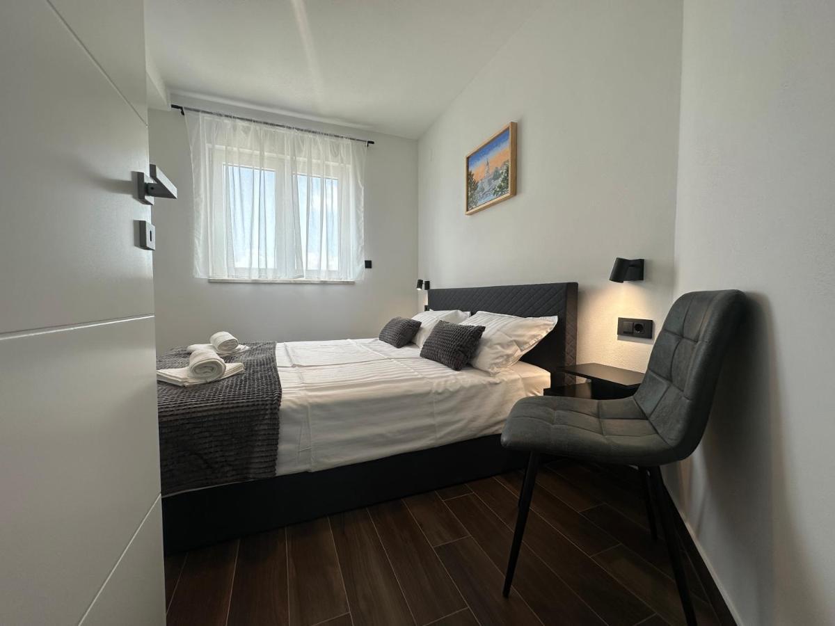 Apartments Pina Kornić Екстериор снимка